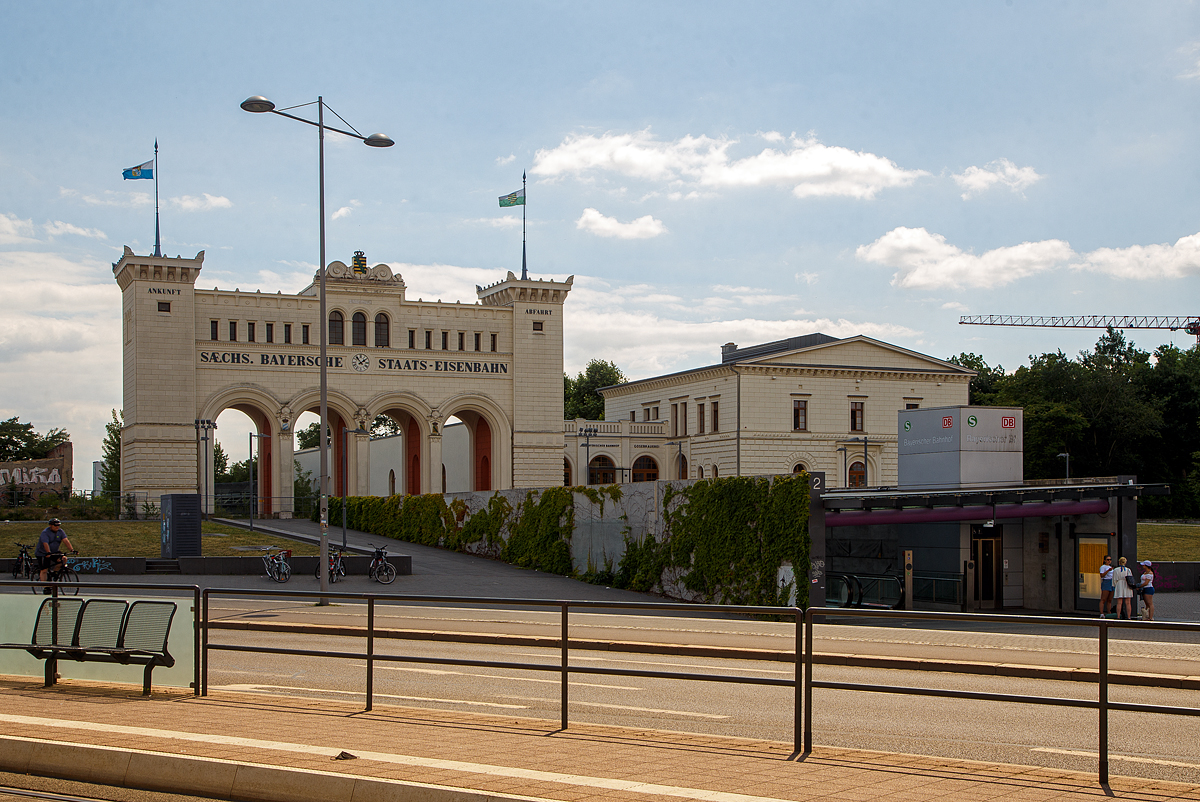Leipzig Bayerischer Bahnhof am 11.06.2022.

Der Bayerische Bahnhof in Leipzig liegt südöstlich der Leipziger Altstadt südlich des Bayrischen Platzes. Der Bahnhof wurde 1842 von der Sächsisch-Bayerischen Eisenbahn-Compagnie in Betrieb genommen und galt bis zu seiner Schließung im Jahr 2001 als der älteste in Betrieb befindliche Kopfbahnhof Deutschlands. Die Gleisanlagen wurden im Rahmen der Bauarbeiten für den City-Tunnel Leipzig vollständig abgebrochen. An ihre Stelle trat eine unterirdische Station (rechts im bild), die im Dezember 2013 in Betrieb genommen wurde.

Der stadtseitige Kopfbau („Portikus“) der früheren Bahnhofshalle steht als Denkmal der Verkehrsgeschichte unter staatlichem Schutz.
