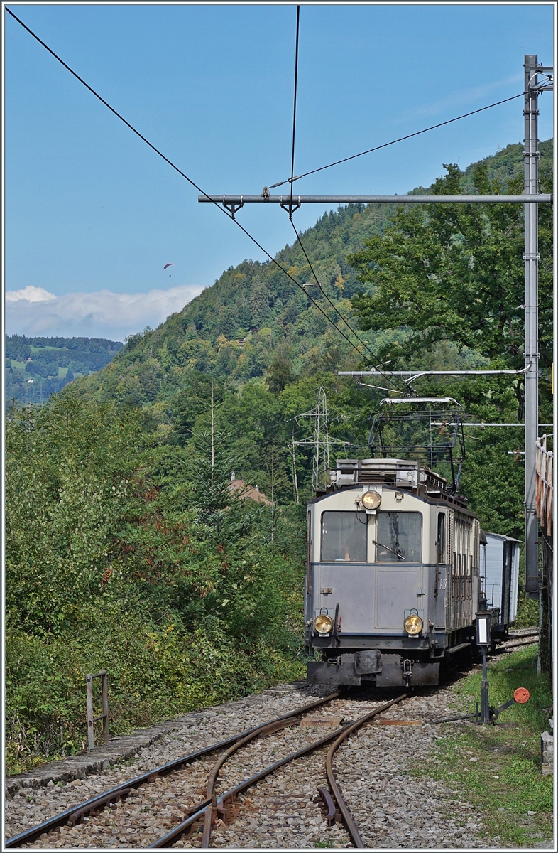 Les chemins de fer disparus - Die verschwundenen Bahnen (LLB 1915- 1967) Der Leuk Leukerbad Bahn Triebwagen mit der Anschrift ABDeh 2/4 N° 10 erreicht Chamby. 

14. September 2025