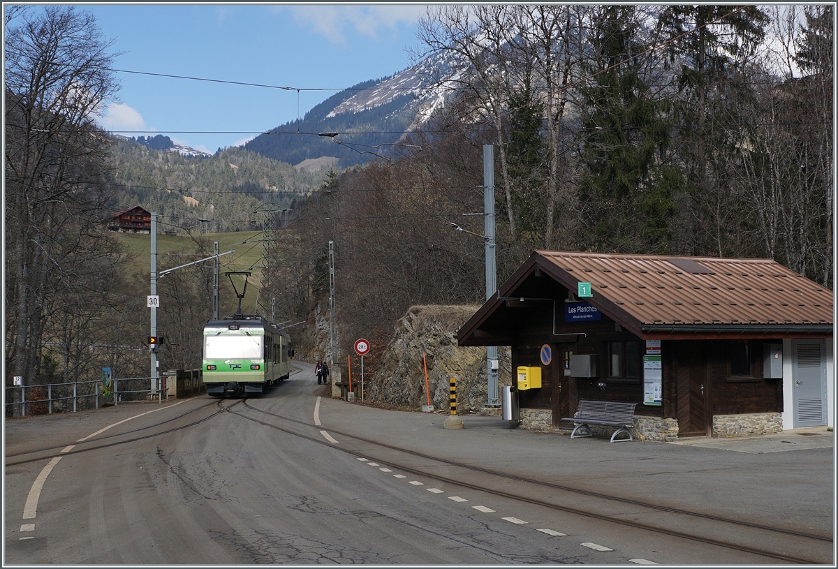 Les Planchens (Aigle): Von  hier geht es wie im Bildz zusehen jeweils in Richtung Le Sépey, wo der Zug wendet und dann links nach Aigle oder rechts nach Les Diablerets weiterfahrt.

17. Feb. 2024