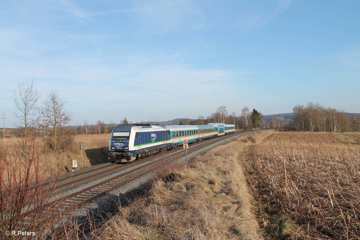 Letzten Einstze von Integro 223 152 am Alex bevor er wieder zurck zu MRB ging. 223 152 zieht den ALX84111 Mnchen - Hof bei Unterthlau. 02.04.18