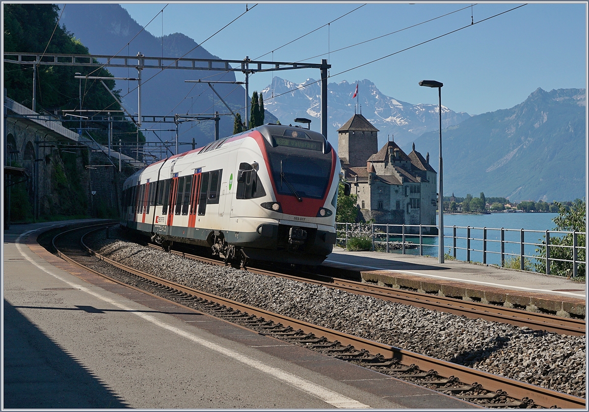 Licht- und Schattenspiel beim Château de Chillon mit dem SBB RABe 523 017. 

23. Juni 2018