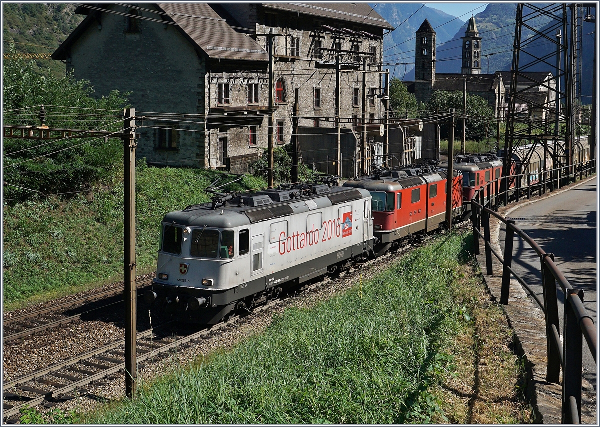 Licht und Standpunkt waren nicht ideal, das Motiv, die Gotthard-Re 4/4 II 420 268-5 jedoch wert genug, trotzdem abzudrücken. Im Hintergrund, rechts im Bild, sind die beiden Kirche San Nicola und San Michele zu sehen.

Giornico, den 7. Sept. 2016