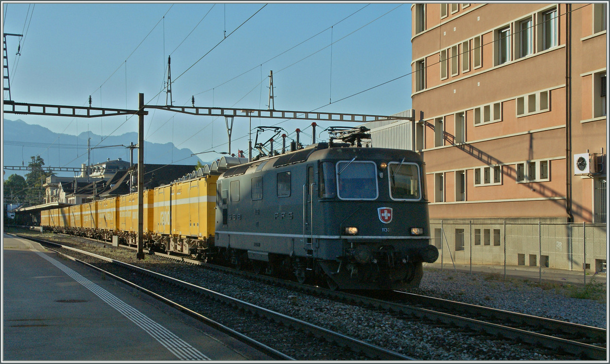 Lichttechnisch nicht ideal, aber da die gr�nen Re 4/4 II selten sind habe ich doch abgedr�ckt.
 Re 4/4 11303 mit einem Postzug in Vevey.
3. Sept. 2013