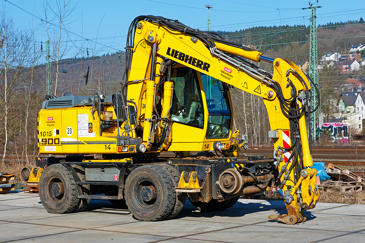 
Liebherr A 900 C ZW Li (Litronic) / 1031, Zweiwegebagger mit Vier-Punkt-Abstützung (Kleinwagen-Nr. 99 80 9903 079-8 D-KAF, EBA 07G06A 146) der KAF Falkenhahn Bau AG, Kreuztal (Nr. 14) am 15.02.2015 abgestellt in Betzdorf/Sieg. 

Der Zweiwegebagger hat ein Eigengewicht von 22,5 t, eine Anhängelast von 120 t und eine Höchstgeschwindigkeit von 20 km/h (in Weichen und Kreuzungen beschränkt auf 10 km/h), er hat eine Kfz -Bremse und eine Waggonbremsanlage. 
Weitere Daten: 
Fabriknummer (PIN): WLHZ 1031 PZKO 54356 
Baujahr:  2011 
Motornennleistung: 105 kW
