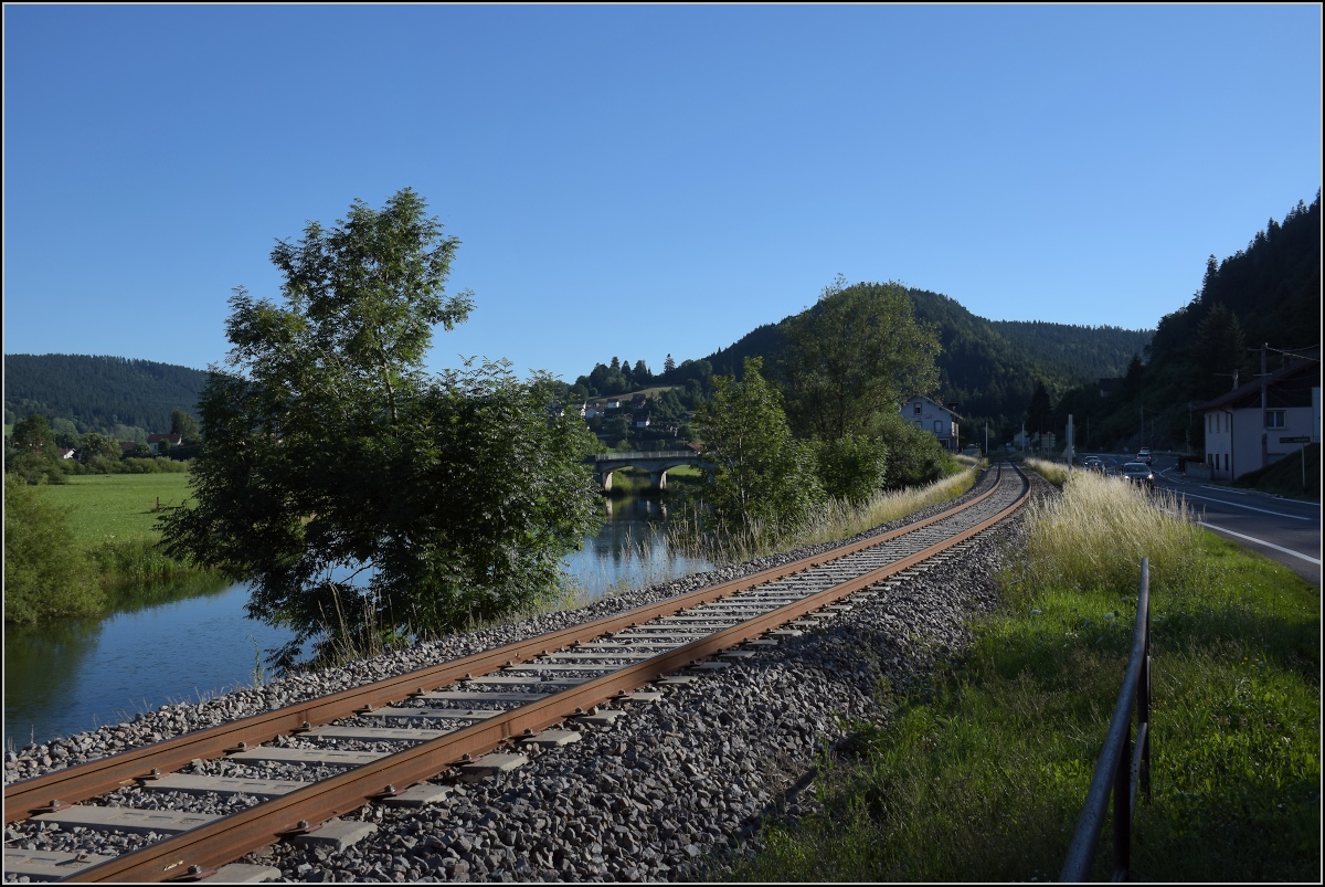 Ligne des Horlogers.

Der nach langer Vollsperrung mittlerweile sauber wiederhergestellte Streckenteil entlang des Doubs. Pont de Roche, Juni 2022.