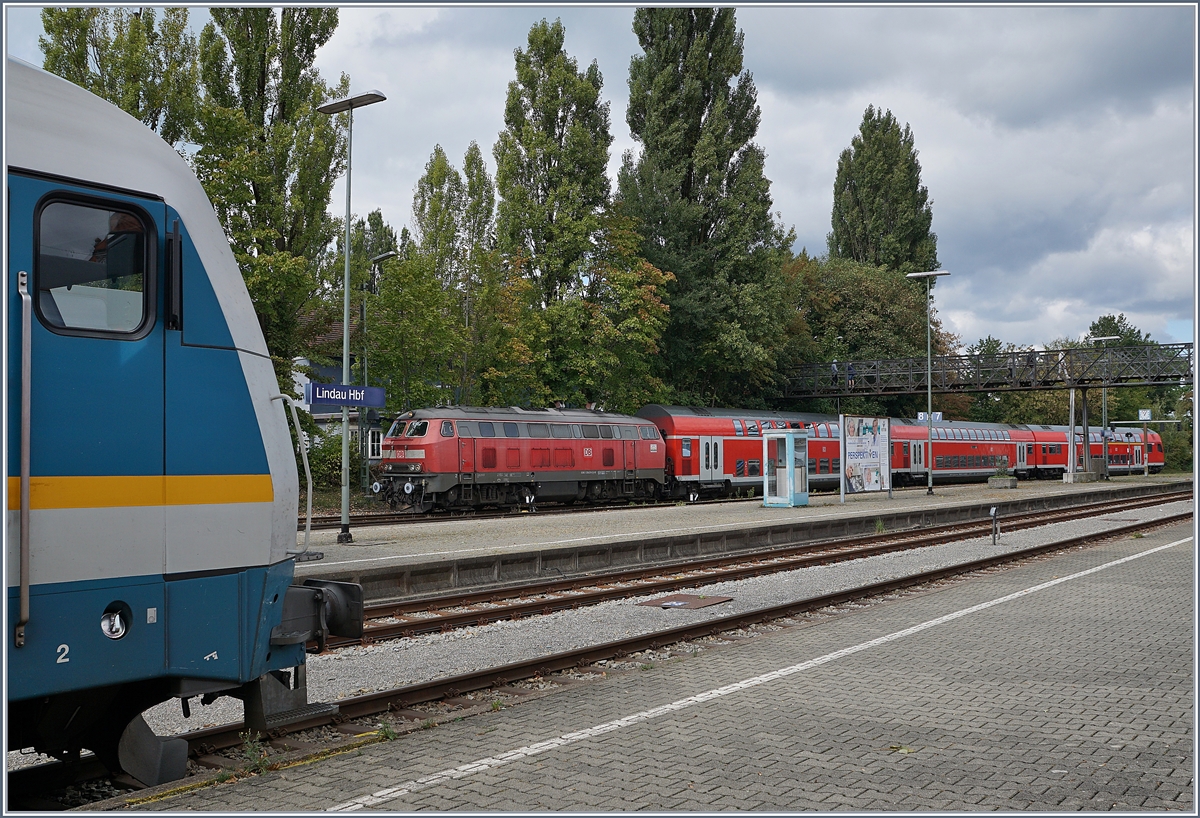 Lindau Hbf: Während links im Bild (nur angedeutet) eine Alex 223 auf die Abfahrt wartet, fährt im Hintergrund eine DB 218 zu Betankung auf die Wartungsgleise. 

24. Sept. 2019