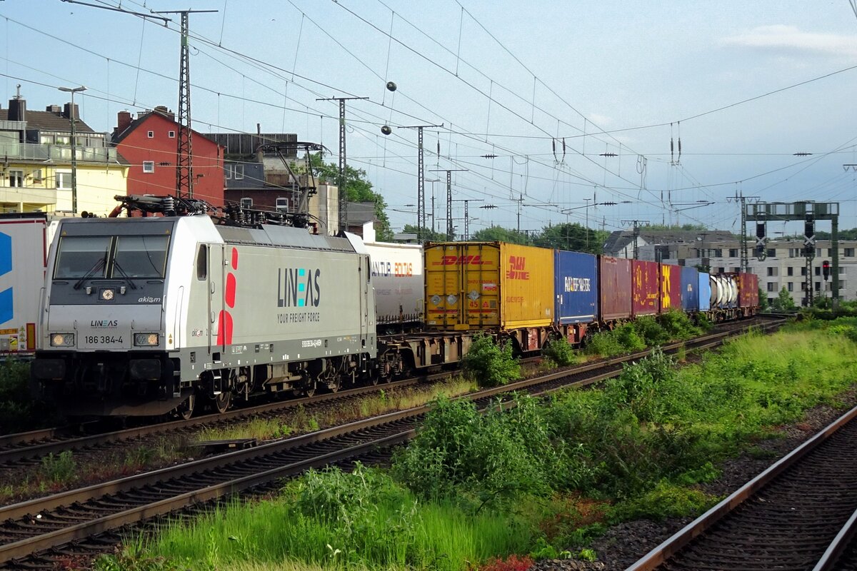 Lineas 186 384 zieht ein Containerzug durch der Quasi-Biotop von K�ln West am 19 Mai 2022.