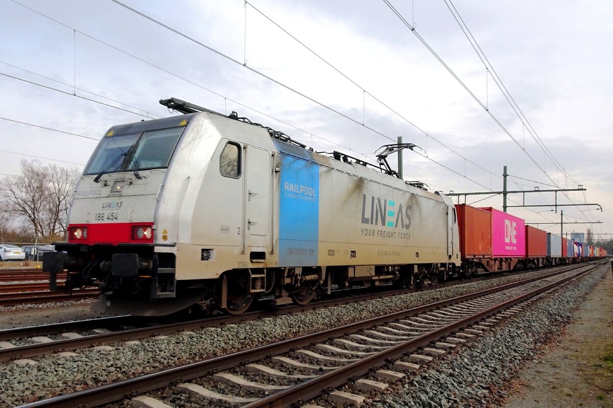 Lineas 186 454 wartet am 16 M�rz 2022 in Blerick auf die Weiterfahrt nach Kijfhoek.