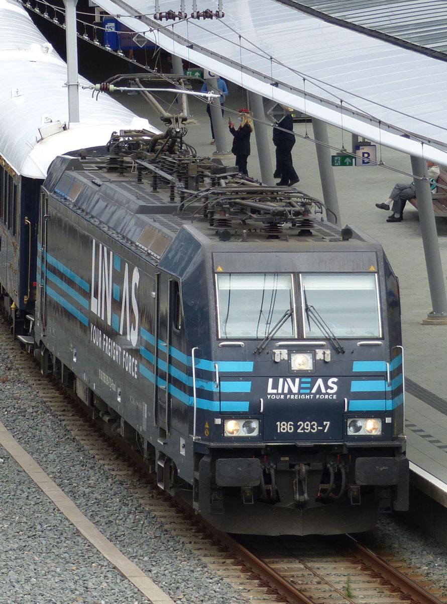 Lineas Lokomotive 186 293-7 (9180 6186 293-7 D-Rpool) mit Zug 19203 Venice Simplon-Orient-Express von Amsterdam Centraal nach Venezia Santa Lucia). Utrecht Centraal Station 24-06-2021.

Lineas locomotief 186 293-7 (9180 6186 293-7 D-Rpool) met trein 19203 Venice Simplon-Orient-Express van Amsterdam Centraal naar Venezia Santa Lucia. Utrecht CS 24-06-2021.