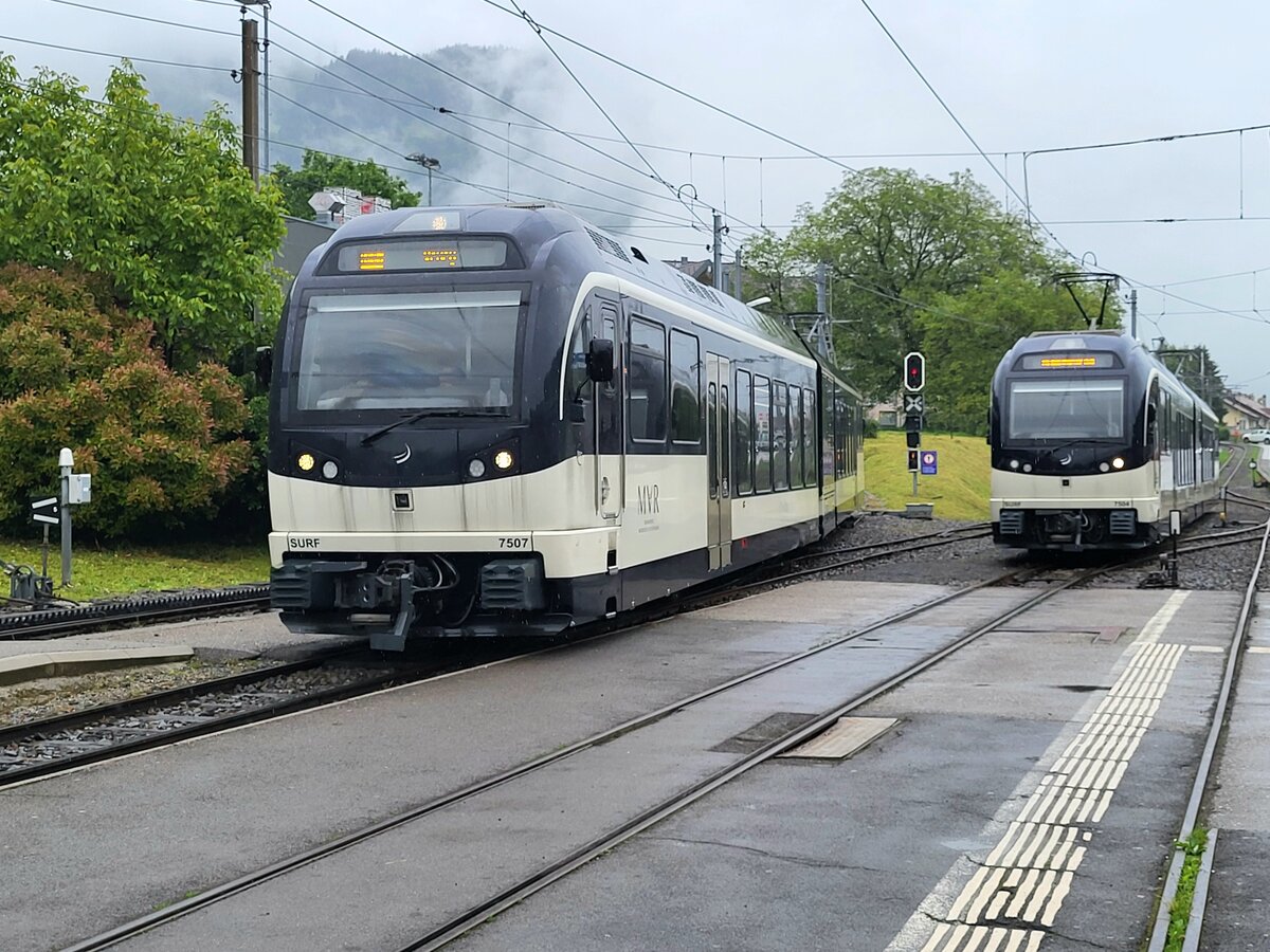 Links im Bild erreicht der CEV MVR ABeh 2/6 7507 Blonay .Der Zug ist von Les Pleiades nach Vevey als R35 unterwegs. Rechts im Bild wartet der ABeh  2//6 7504  VEVEY  auf einen neuen Einsatz im Viertelstundentakt.
30. MAI 2024