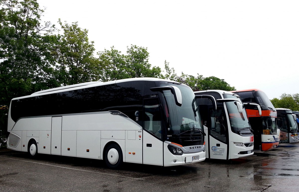 Links ein Setra 515 HD aus sterreich,dann ein Volvo,Neoplan und wieder Setra,gesehen am 15.Mai 2014 in Krems.