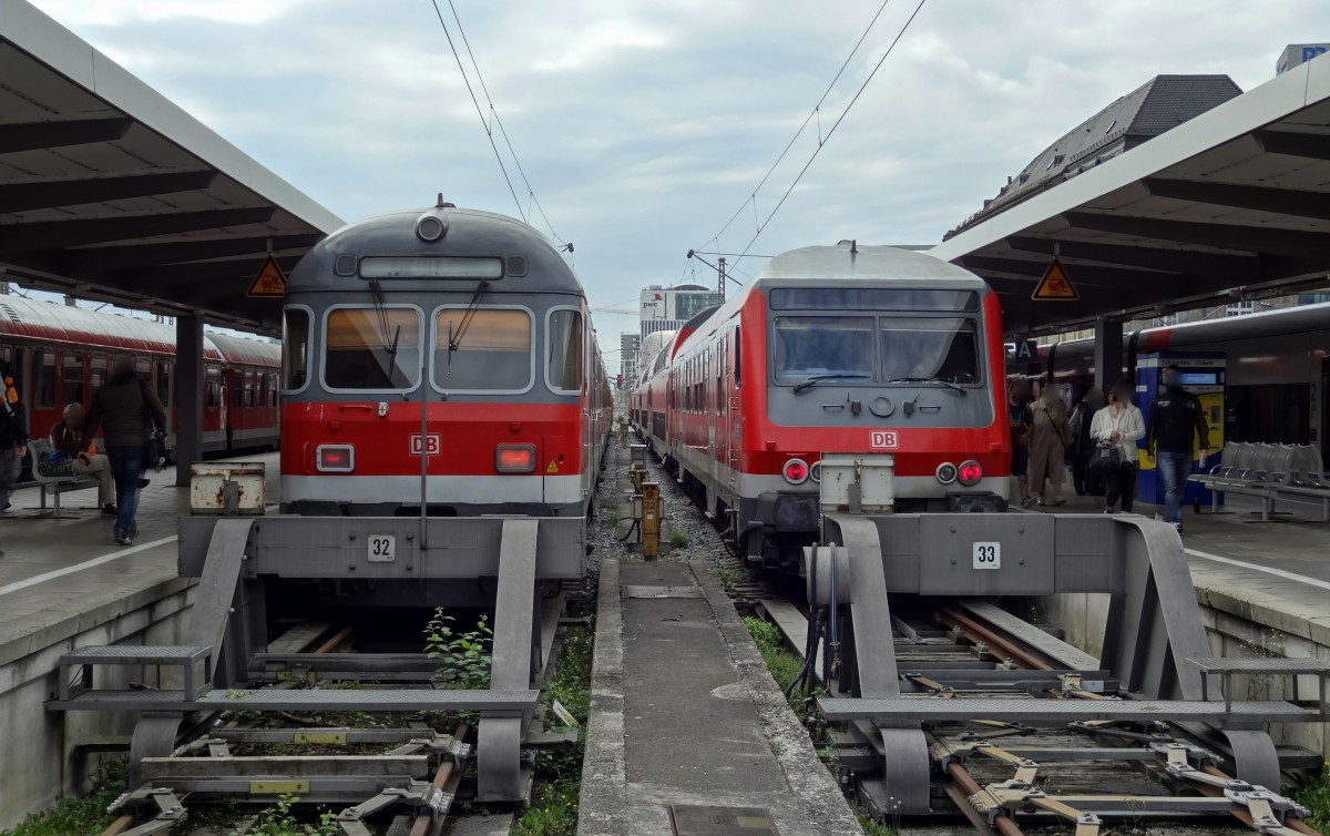 Links der RE nach Memmingen, rechts der RE nach Mittenwald.
Aufgenommen im September 2014.