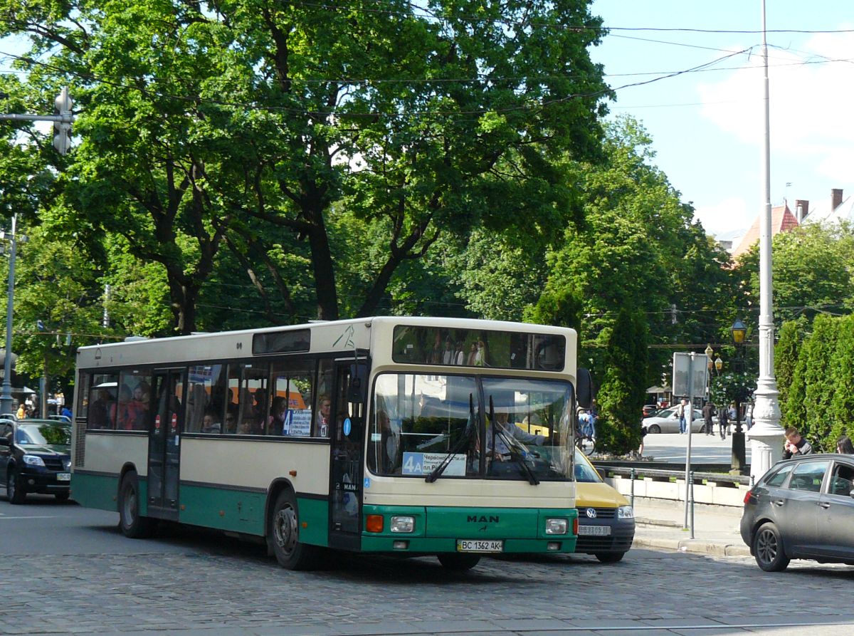 LKAP Nr 1 (Львівське комунальне автотранспортне підприємство Nr 1 ) MAN EL222 Bus Baujahr 2000. Prospekt Svobody, Lviv, Ukraine 28-05-2015.

LKAP nr 1 (Львівське комунальне автотранспортне підприємство nr 1 ) MAN EL222 bus bouwjaar 2000. Prospekt Svobody, Lviv, Oekrane 28-05-2015.