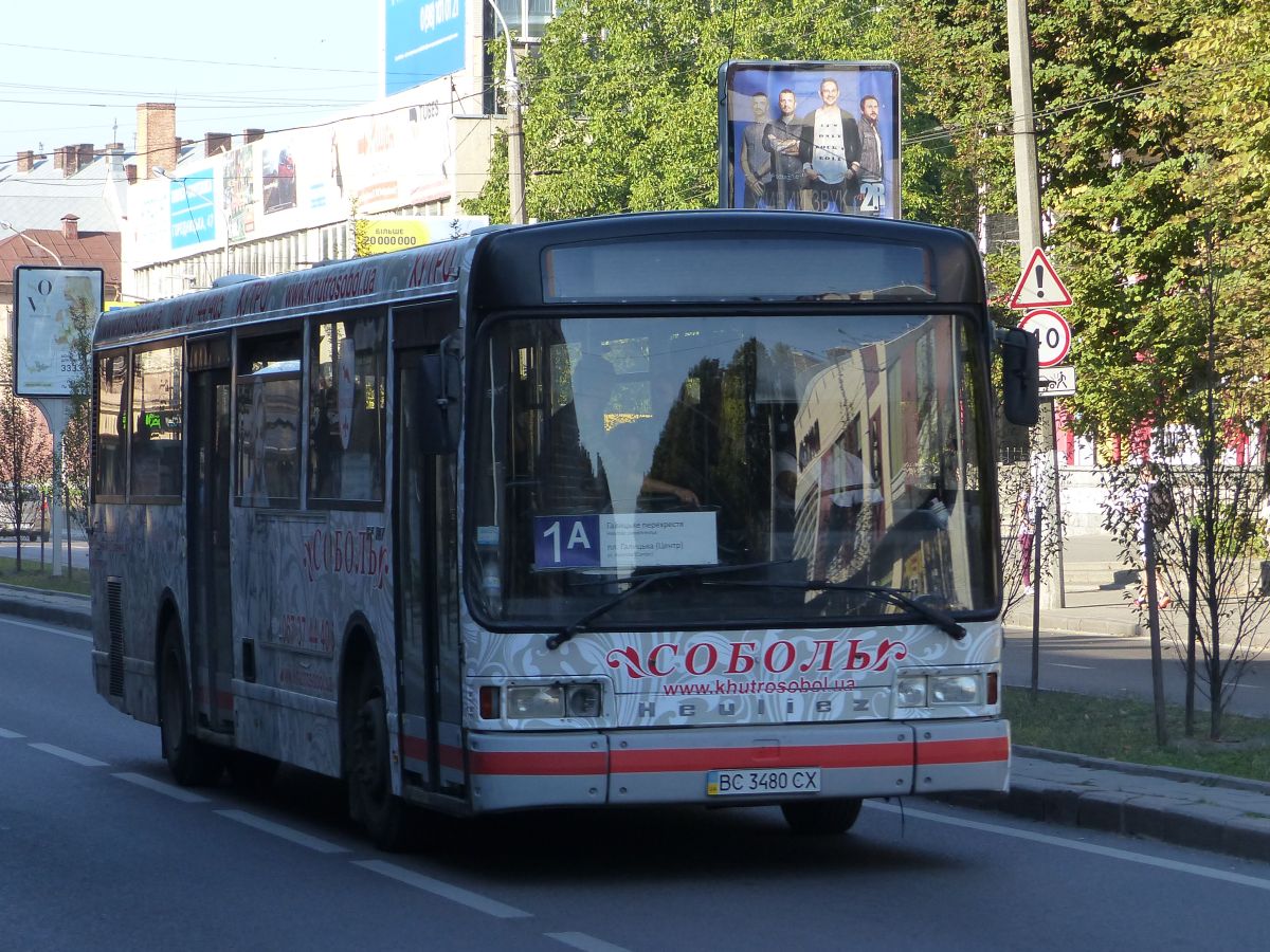 LKAP nr 1 (Львівське комунальне автотранспортне підприємство nr 1) Heuliez GX107 bus ex-STGA (Socit de Transports du Grand Angoulme) aus Frankreich. Prospekt Viacheslava Chornovola, Lviv, Ukraine 08-09-2016.

LKAP nr 1 (Львівське комунальне автотранспортне підприємство nr 1) Heuliez GX107 bus ex-STGA (Socit de Transports du Grand Angoulme) uit Frankrijk. Prospekt Viacheslava Chornovola, Lviv, Oekrane 08-09-2016.