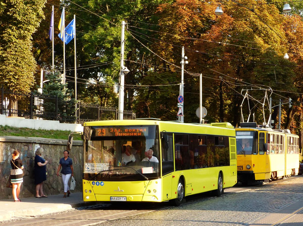 LKAP nr 1 (Львівське комунальне автотранспортне підприємство nr 1) MAZ-203.069 Bus Baujahr 2018. Pidvalna Strasse, Lviv 27-08-2019.

LKAP nr 1 (Львівське комунальне автотранспортне підприємство nr 1) MAZ-203.069 bus bouwjaar 2018. Pidvalna straat, Lviv 27-08-2019.