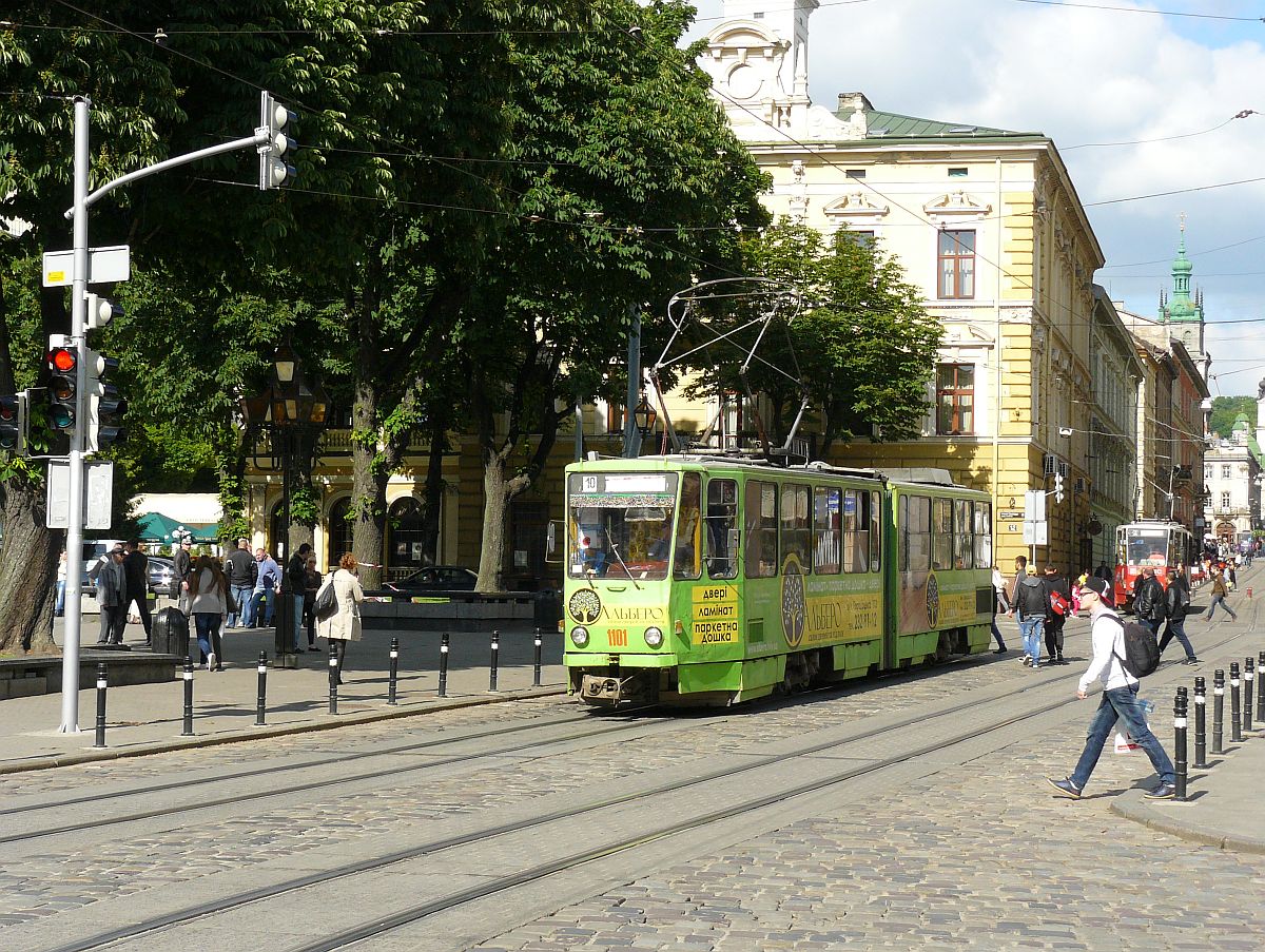 LKP (Львівське комунальне підприємство) LET (Lviv Elektro Trans) TW 1101 Tatra KT4SU Baujahr 1986. Prospekt Svobody in Lviv, Ukraine 28-05-2015.

LKP (Львівське комунальне підприємство) LET (Lviv Elektro Trans) tram 1101 Tatra KT4SU bouwjaar 1986. Prospekt Svobody in Lviv, Oekrane 28-05-2015.