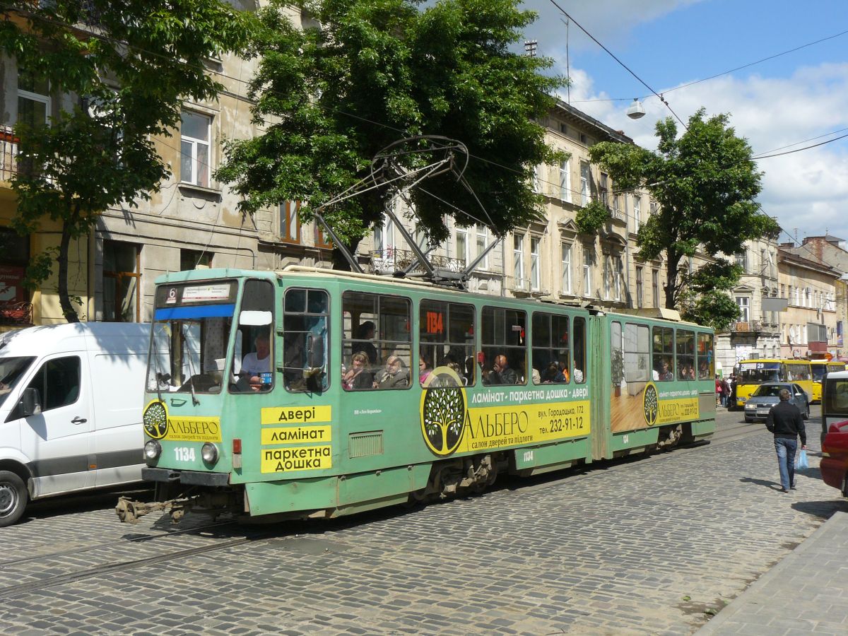 LKP (Львівське комунальне підприємство) LET (Lviv Elektro Trans) TW 1134 Tatra KT4SU Baujahr 1988. Shevchenka Strasse, Lviv, Ukraine 28-05-2015.

LKP (Львівське комунальне підприємство) LET (Lviv Elektro Trans) tram 1134 Tatra KT4SU bouwjaar 1988. Shevchenka straat, Lviv, Oekrane 28-05-2015.