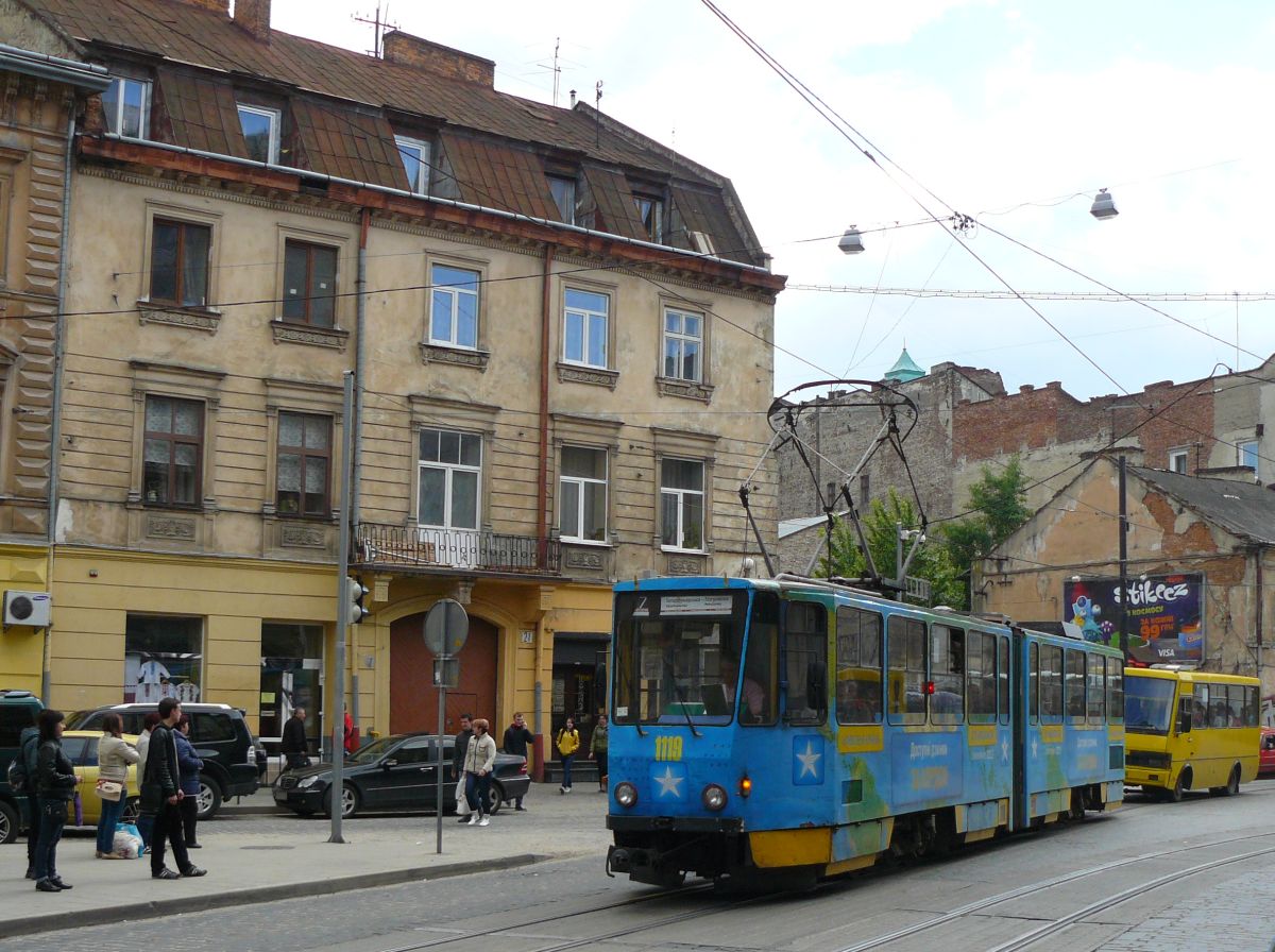 LKP (Львівське комунальне підприємство) LET (Lviv Elektro Trans) TW 1119 Tatra KT4SU bouwjaar 1988. Horodotska Strasse, Lviv, Ukraine 28-05-2015.

LKP (Львівське комунальне підприємство) LET (Lviv Elektro Trans) tram 1119 Tatra KT4SU bouwjaar 1988. Horodotska straat, Lviv, Oekrane 28-05-2015.