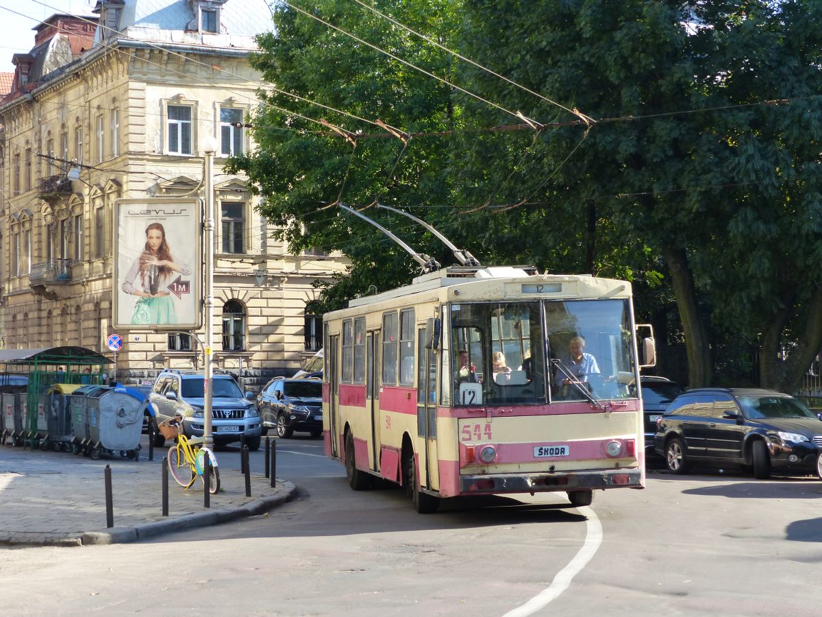 LKP (Львівське комунальне підприємство) LET (Lviv Elektro Trans) O-Bus 544 koda 14Tr11 Baujahr 1989. Sichovykh Striltsiv Strasse, Lviv, Ukraine 08-09-2016.

LKP (Львівське комунальне підприємство) LET (Lviv Elektro Trans) trolleybus 544 koda 14Tr11 bouwjaar 1989. Sichovykh Striltsiv straat, Lviv, Oekrane 08-09-2016.