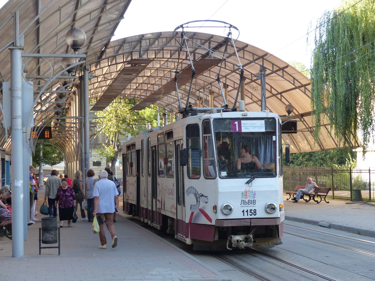 LKP (Львівське комунальне підприємство) LET (Lviv Elektro Trans) TW 1158 Tatra KT4D  Baujahr 1981 ex-455 EVAG Erfurt, Deutschland. Haltestelle Holovna Poshta zwischen Mykoly Kopernyka Strasse und Petra Doroshenka. Lviv, Ukraine 08-09-2016.

LKP (Львівське комунальне підприємство) LET (Lviv Elektro Trans) tram 1158 Tatra KT4D  bouwjaar 1981 ex tram 455 van EVAG Erfurt uit Duitsland. Halte Holovna Poshta tussen de Mykoly Kopernyka straat en de Petra Doroshenka. Lviv, Oekrane 08-09-2016.
