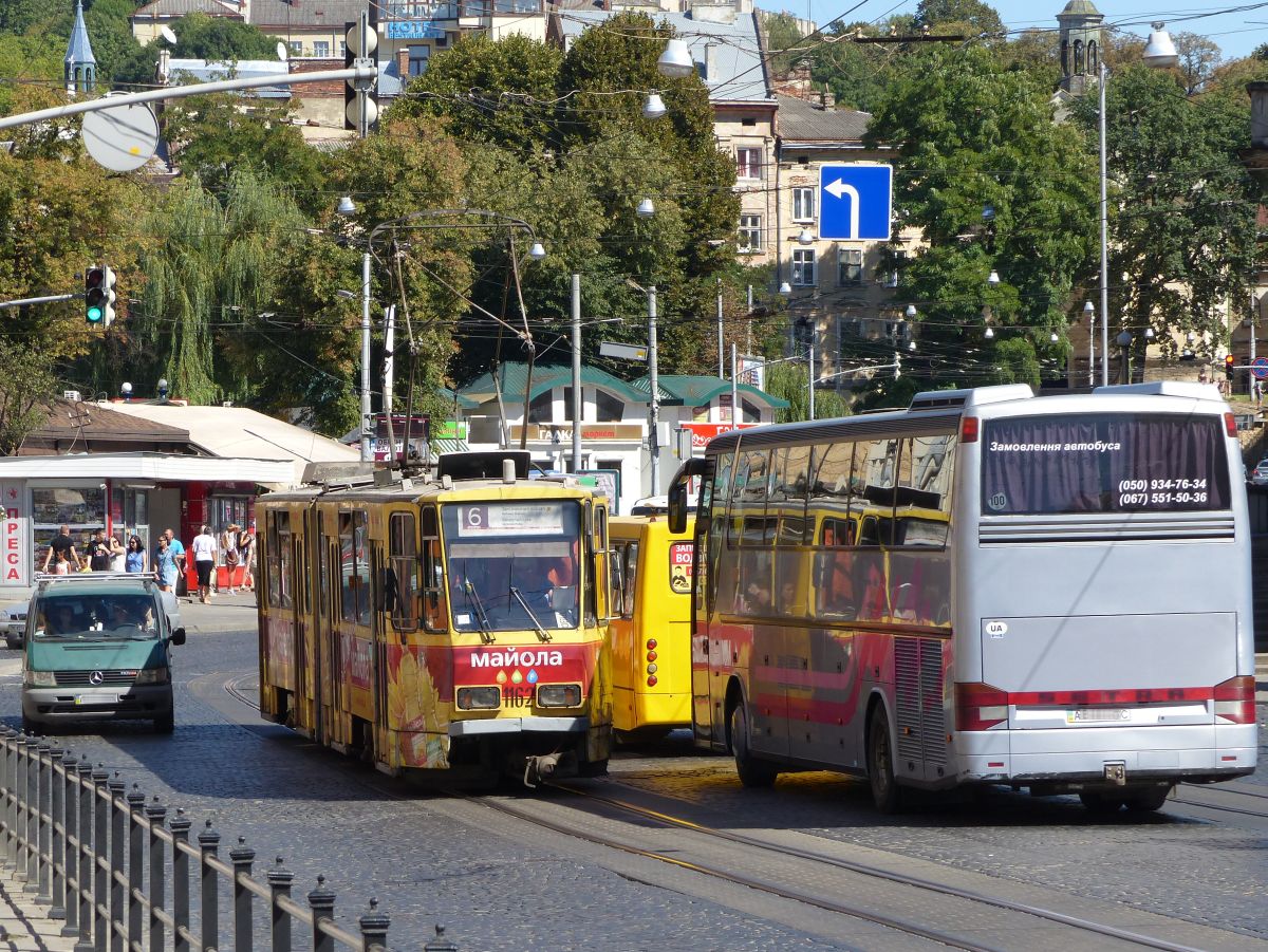 LKP (Львівське комунальне підприємство) LET (Lviv Elektro Trans) TW 1162 Tatra KT4D Baujahr 1987 ex TW 332 van GVB Gera, Deutschland.  Torhova Strasse, Lviv 28-08-2016.


LKP (Львівське комунальне підприємство) LET (Lviv Elektro Trans) tram 1162 Tatra KT4D bouwjaar 1987 ex tram 332 van GVB Gera, Duitsland.  Torhova straat, Lviv 28-08-2016.