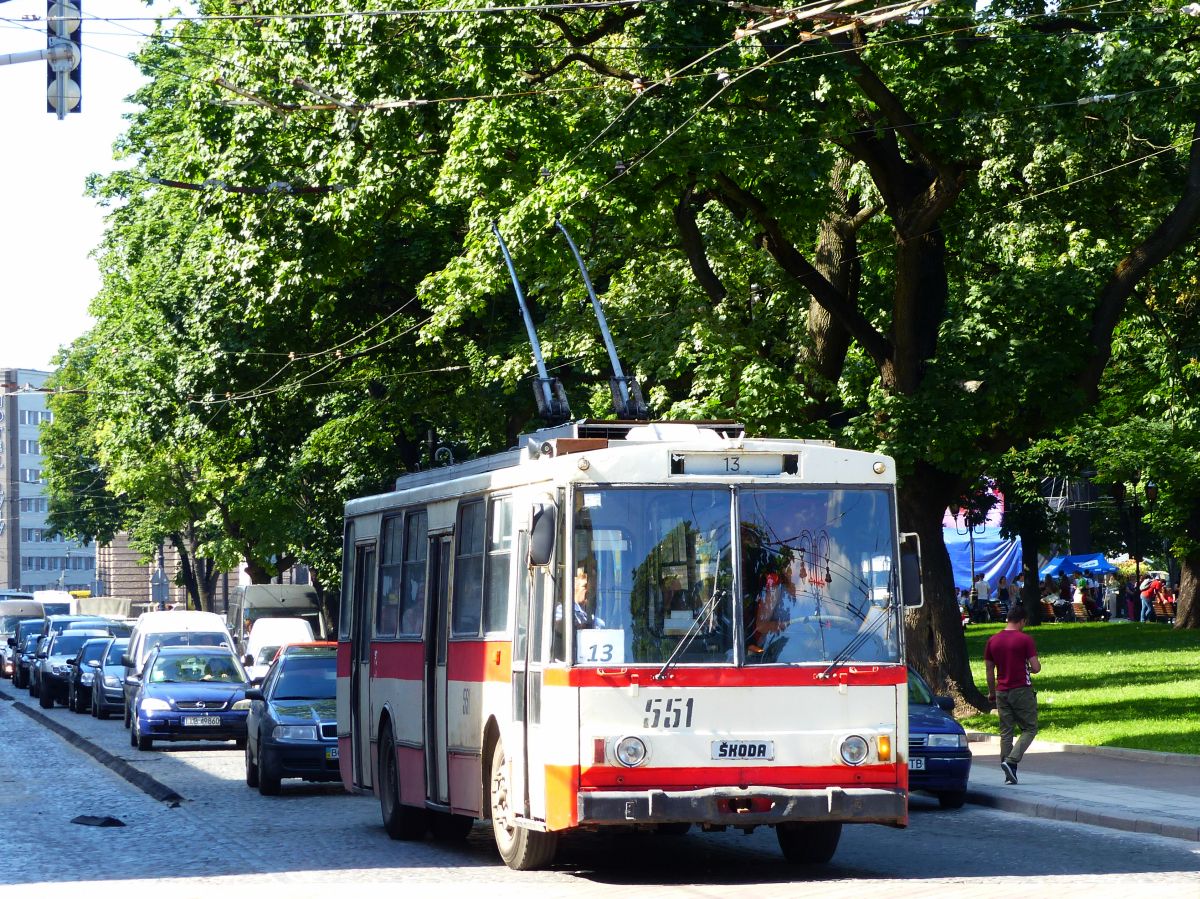 LKP (Львівське комунальне підприємство) LET (Lviv Elektro Trans) O-Bus 551 koda 14Tr11/6 Baujahr 1989. Prospekt Svobody, Lviv, Ukraine 01-06-2017.

LKP (Львівське комунальне підприємство) LET (Lviv Elektro Trans) trolleybus 551 koda 14Tr11/6 bouwjaar 1989. Prospekt Svobody, Lviv, Oekrane 01-06-2017.