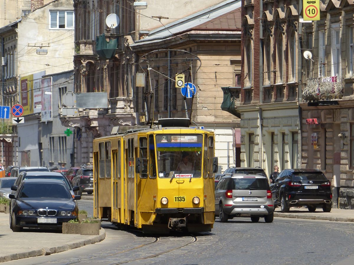 LKP (Львівське комунальне підприємство) LET (Lviv Elektro Trans) TW 1135 Tatra KT4SU Baujahr 1983. Ivana Franka Strasse, Lviv 31-05-2018.

LKP (Львівське комунальне підприємство) LET (Lviv Elektro Trans) tram 1135 Tatra KT4SU bouwjaar 1983. Ivana Franka straat, Lviv 31-05-2018.