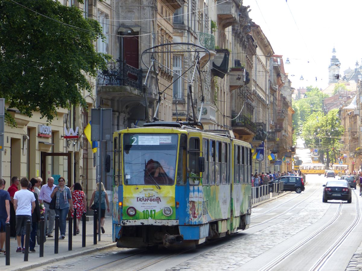 LKP (Львівське комунальне підприємство) LET (Lviv Elektro Trans) TW 1047 Tatra KT4SU Baujahr 1984. Petra Doroshenka straat, Lviv 27-05-2015.

LKP (Львівське комунальне підприємство) LET (Lviv Elektro Trans) tram 1047 Tatra KT4SU bouwjaar 1984. Petra Doroshenka straat, Lviv 27-05-2015.