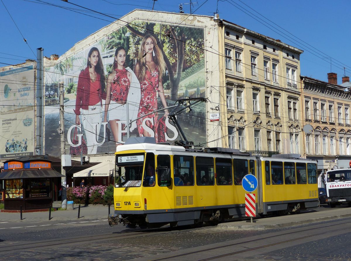 LKP (Львівське комунальне підприємство) LET Strassenbahn 1214 Tatra KT4D Baujahr 1985 ex-BVG Berlin, Deutschland. Torhova Strasse Lemberg, Ukraine 05-09-2019.

LKP (Львівське комунальне підприємство) LET tram 1214 Tatra KT4D bouwjaar 1985 ex-BVG Berlin, Berlijn, Duitsland. Torhova straat Lviv 05-09-2019.