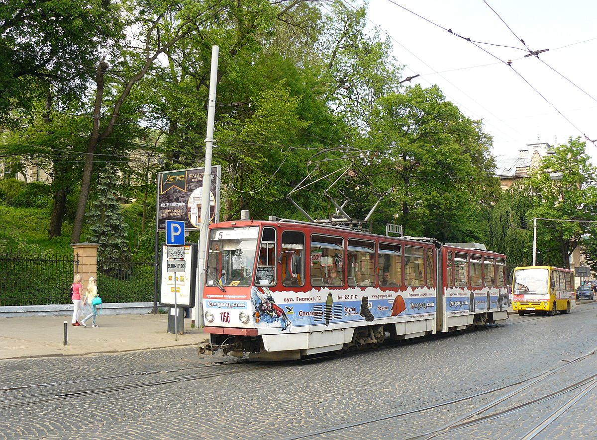 LKP (Львівське комунальне підприємство) Lviv ElektroTrans TW 1156 Tatra KT4D ex-EVAG Erfurt Baujahr 1981. Ivana Frankastrasse, Lviv 20-05-2015.

LKP (Львівське комунальне підприємство) Lviv ElektroTrans tram 1156 Tatra KT4D ex-EVAG Erfurt bouwjaar 1981. Ivana Frankastraat. Lviv 20-05-2015.