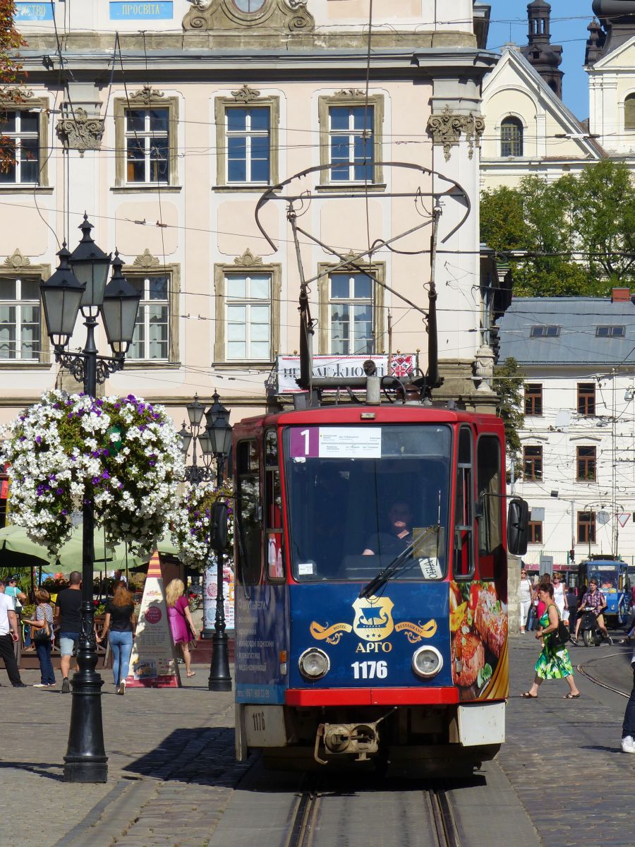 LKP (Львівське комунальне підприємство) Lviv Elektro Trans TW 1176 Tatra KT4D Baujahr 1987 ex-521 EVAG Erfurt, Deutschland. Rynok Platz  Lviv (Lemberg), Ukraine 28-08-2016.


LKP (Львівське комунальне підприємство) Lviv Elektro Trans tram 1176 Tatra KT4D bouwjaar 1987 ex-tram nummer 521 van EVAG uit Erfurt in Duitsland. Rynok plein  Lviv, Oekrane 28-08-2016.