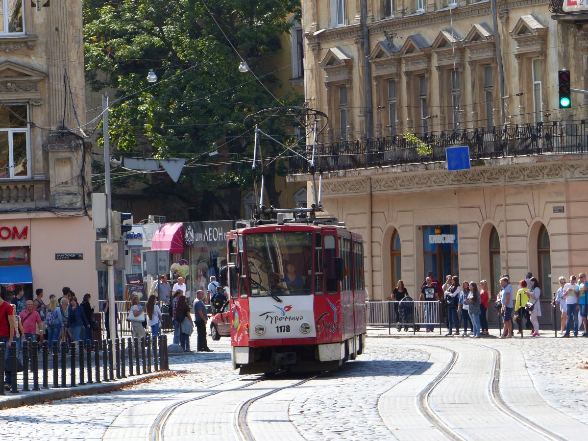 LKP (Львівське комунальне підприємство) Lviv ElektroTrans TW 1178 Tatra KT4D Baujahr 1987 ex 528 von EVAG Erfurt, Deutschland. Prospekt Svobody, Lviv, Ukraine 30-08-2016.

LKP (Львівське комунальне підприємство) Lviv ElektroTrans tram 1178 Tatra KT4D bouwjaar 1987 ex-tram 528 van EVAG uit Erfurt in Duitsland. Prospekt Svobody, Lviv, Oekrane 30-08-2016.