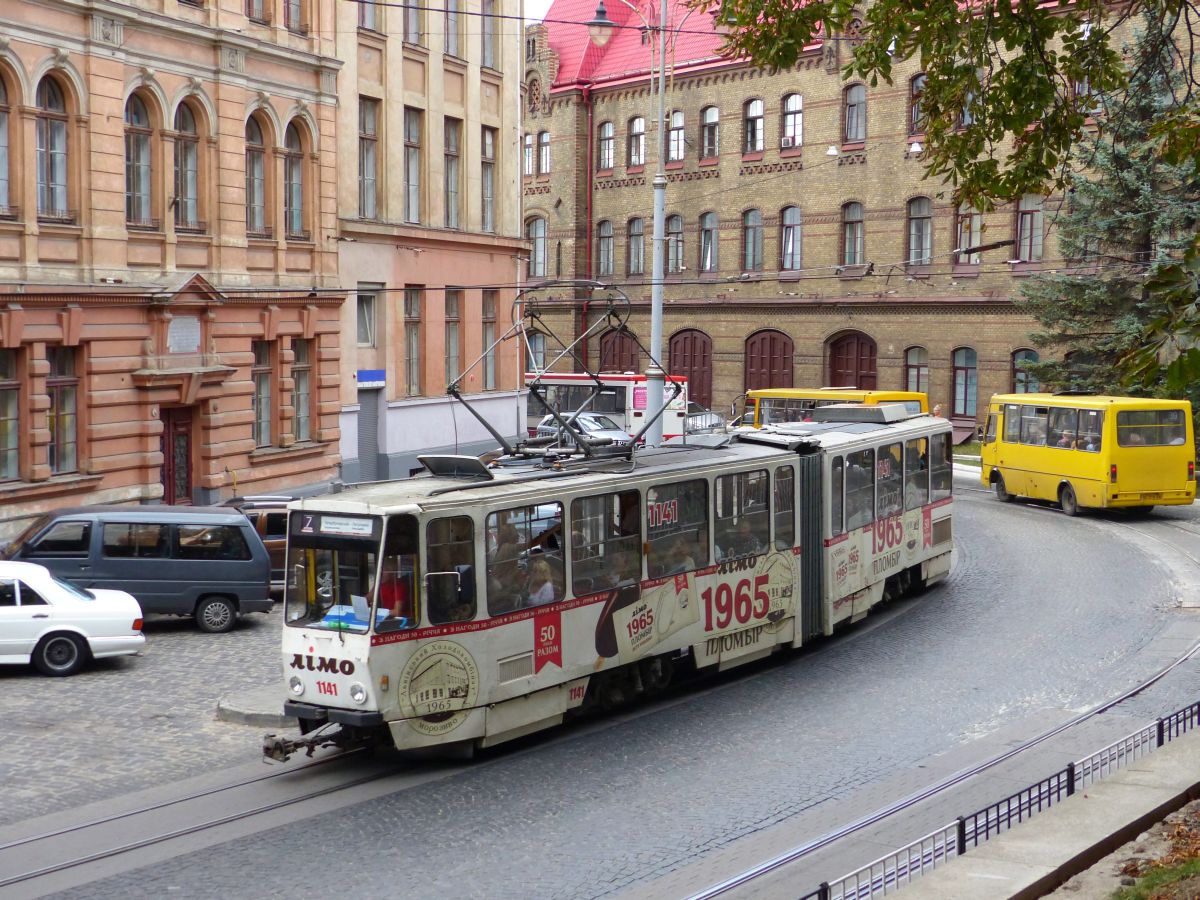 LKP (Львівське комунальне підприємство) Lviv Elektro Trans TW 1141 Tatra KT4SU Baujahr 1988. Pidvalna Strasse, Lviv, Ukraine 30-08-2016.

LKP (Львівське комунальне підприємство) Lviv Elektro Trans tram 1141 Tatra KT4SU bouwjaar 1988. Pidvalna straat, Lviv, Oekrane 30-08-2016.