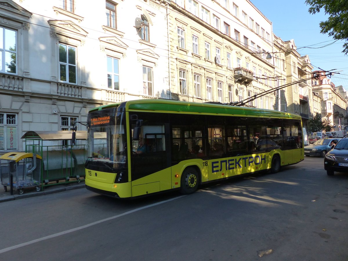 LKP (Львівське комунальне підприємство) Lviv Elektro Trans O-Bus 118 Elektron Т19101 Baujahr 2016. Slovats'koho straat, Lviv 08-09-2016.

LKP (Львівське комунальне підприємство) Lviv Elektro Trans trolleybus 118 Elektron Т19101 bouwjaar 2016. Slovats'koho straat, Lviv 08-09-2016.