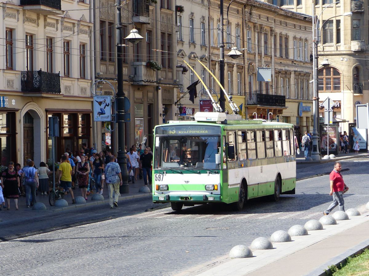 LKP LET O-Bus 597 koda 14TrM Baujahr 1989. Ex-438 von DP aus Plzeň, Tschechien. Prospekt Svobody, Lviv 28-08-2016.

LKP LET trolleybus 597 koda 14TrM bouwjaar 1989. Ex-438 van DP Plzeň uit Tsjechi. Prospekt Svobody, Lviv 28-08-2016.