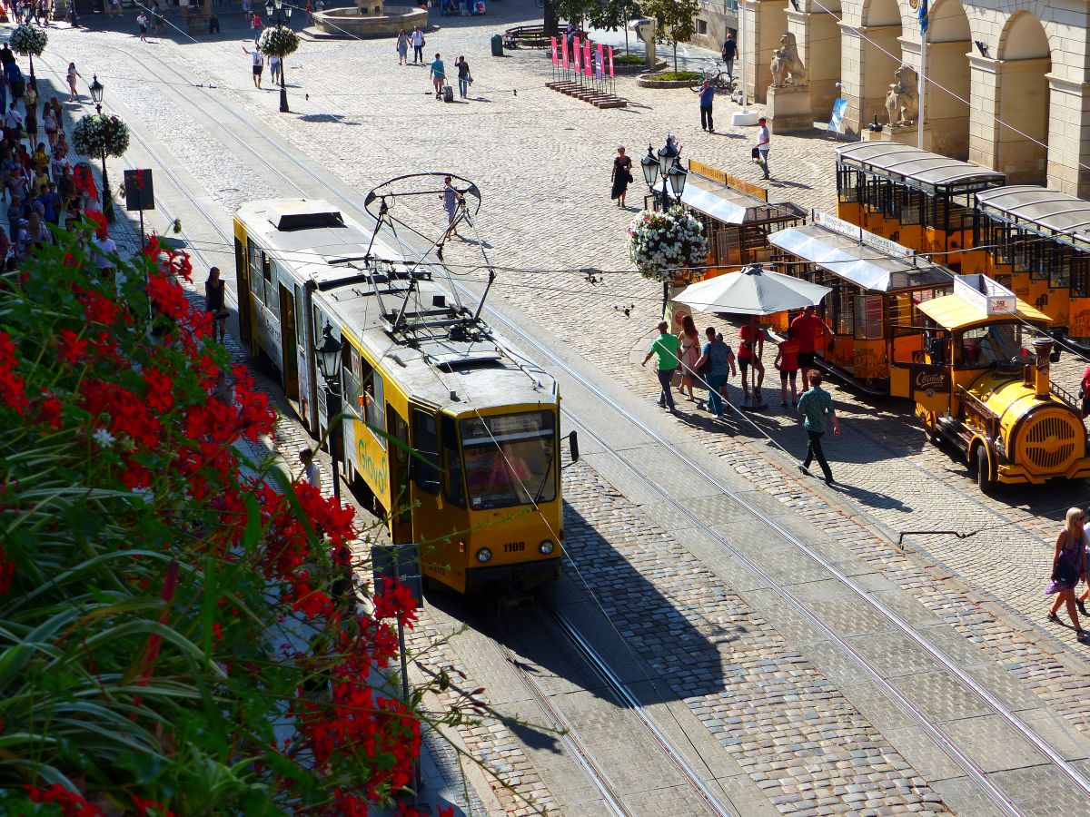 LKP LET Strassenbahn 1109 Tatra KT4SU Baujahr 1987. Rynok Platz, Lemberg 28-08-2019.

LKP LET tram 1109 Tatra KT4SU bouwjaar 1987. Rynok plein, Lviv 28-08-2019.