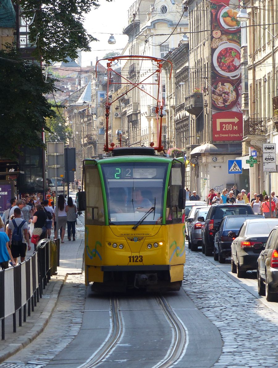 LKP LET Strassenbahn 1123 Tatra KT4SU Baujahr 1988. Petra Doroshen Strass, Lemberg 29-08-2019.

LKP LET tram 1123 Tatra KT4SU bouwjaar 1988 gemoderniseerd. Petra Doroshen straat, Lviv 29-08-2019.