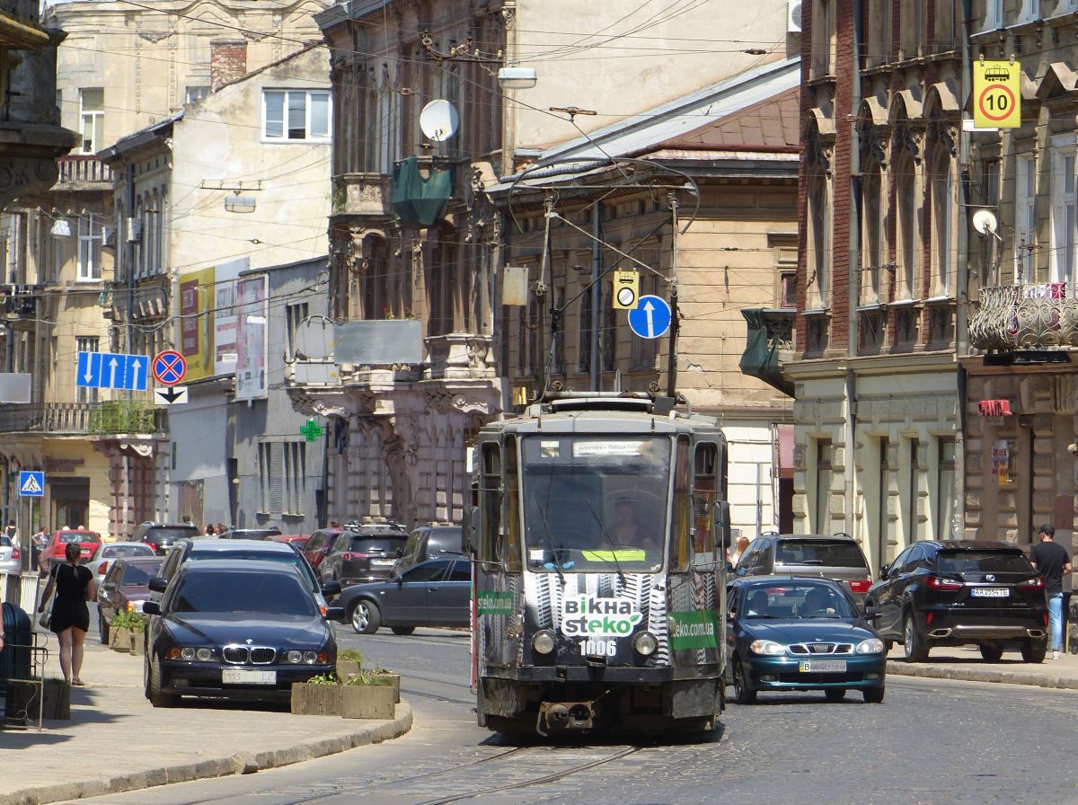 LKP LET TW 1006 Tatra KT4SU Baujahr 1981. Ivana Franka Strasse, Lviv 31-05-2018.

LKP LET tram 1006 Tatra KT4SU bouwjaar 1981. Ivana Franka straat, Lviv 31-05-2018.