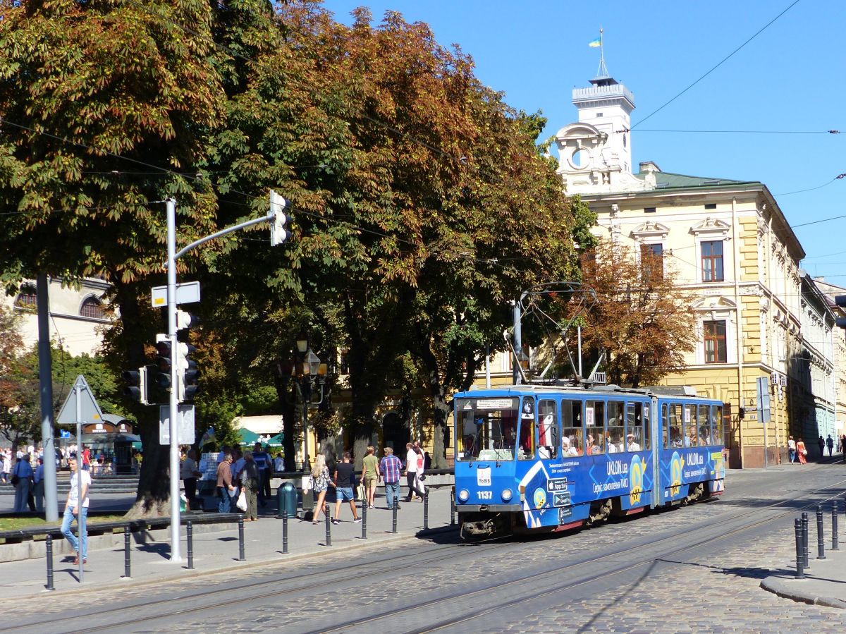 LKP LET TW 1137 Tatra KT4SU Baujahr 1988. Prospekt Svobody, Lviv, Ukraine 28-08-2016.

LKP LET tram 1137 Tatra KT4SU bouwjaar 1988. Prospekt Svobody, Lviv, Oekrane 28-08-2016.