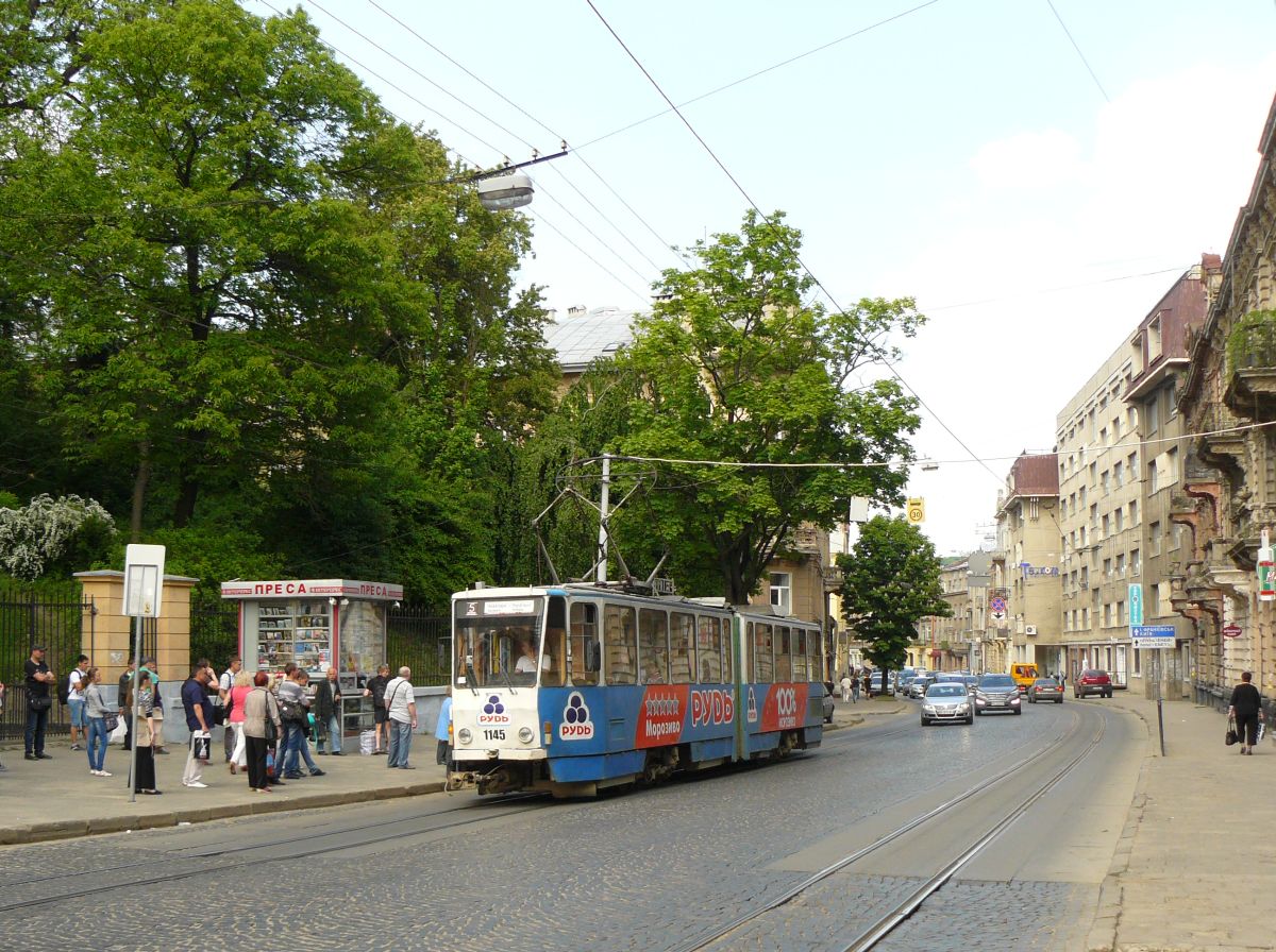 LKP LET TW 1145 Tatra KT4SU Baujahr 1988. Ivana Franka Strasse. Lviv, Ukraine 20-05-2015.

LKP LET tram 1145 Tatra KT4SU bouwjaar 1988. Ivana Franka straat. Lviv, Oekrane 20-05-2015.