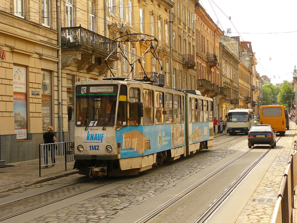 LKP TW 1142 Tatra KT4SU Baujahr 1988. Petra Doroshenkastrasse, Lviv, Ukraine 20-05-2015.

LKP tram 1142 Tatra KT4SU bouwjaar 1988. Petra Doroshenkastraat, Lviv, Oekrane 20-05-2015.