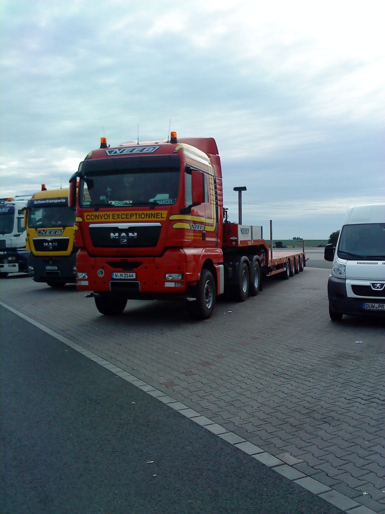 LKW MAN SZM mit Tiefauflader der Spedition Neeb auf dem Autohof in Gr�ndstadt am 13.09.2013