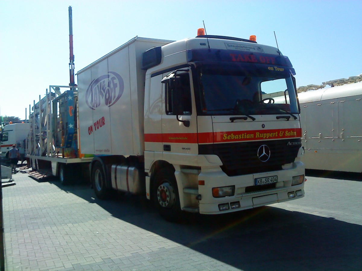 LKW Mercedes-Benz Actros Schaustellerfahrzeug auf dem Wurstmarktgel�nde in Bad D�rkheim am 02.09.2013