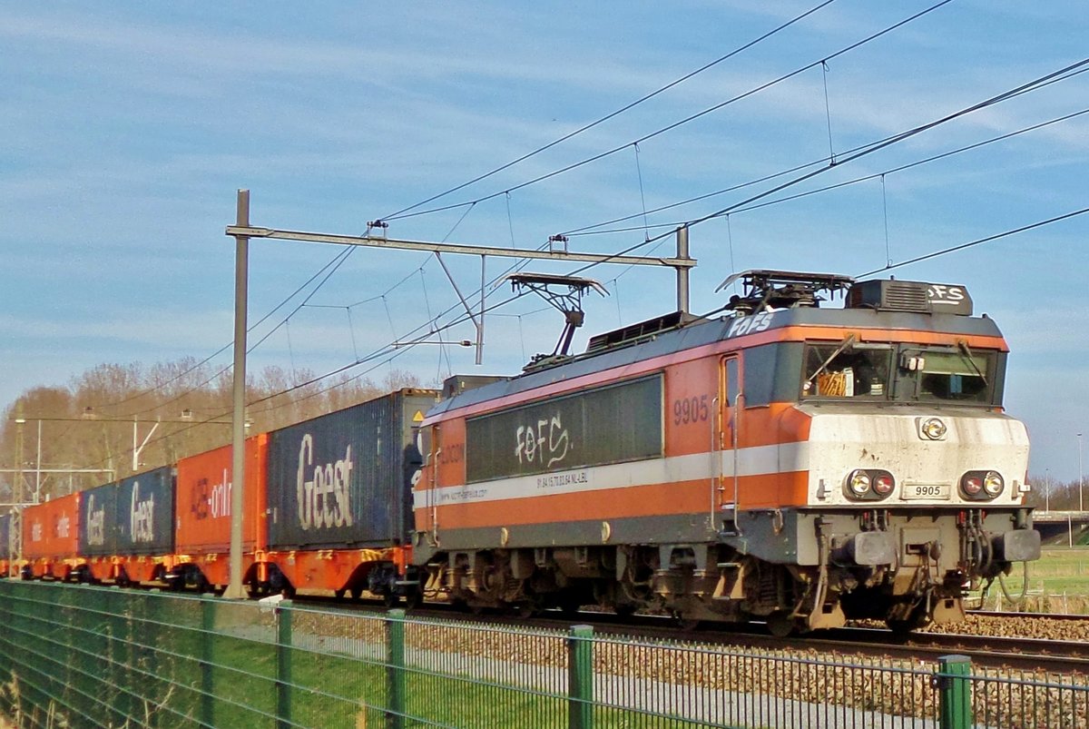 LOCON 9905 schleppt der Rzepin-Shuttle am 23 Juli 2015 durch Alverna.