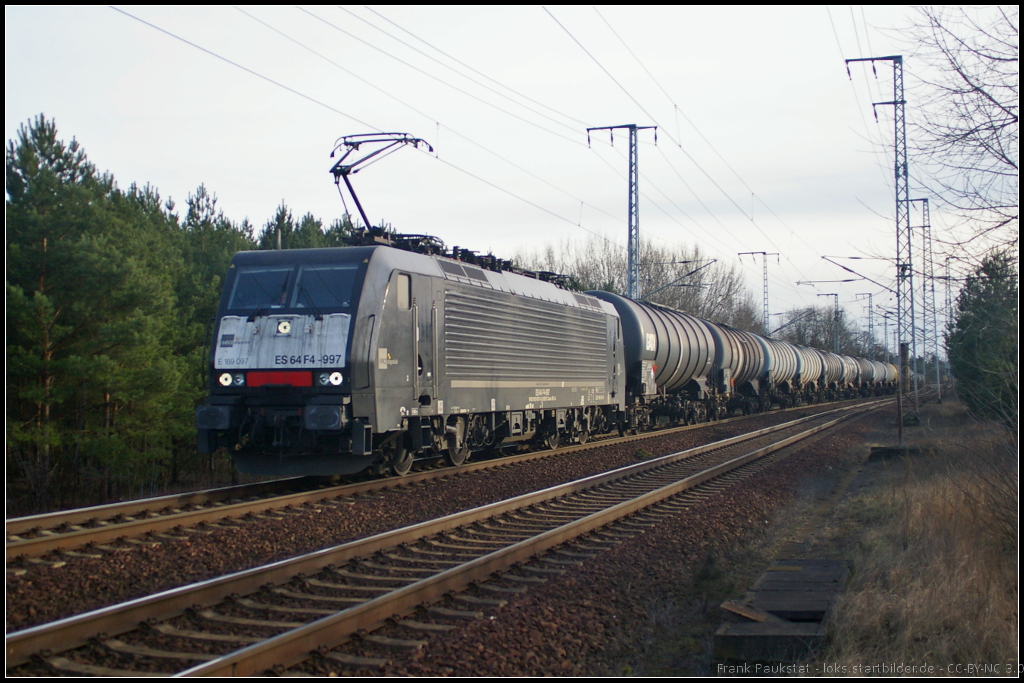 LOCON ES 64 F4-997 / 189 097 mit Zans-Wagen am 10.02.2014 in der Berliner Wuhlheide