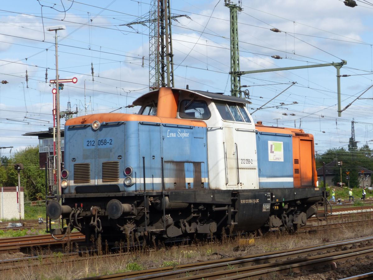 LoConnect GmbH, Diesellokomotive 212 058-2  (92 80 1212 058-2 D-LOC) mit dem Name  Lena Sophie  Gterbahnhof Oberhausen West 19-09-2019.

LoConnect GmbH, diesellocomotief 212 058-2  (92 80 1212 058-2 D-LOC) met de naam  Lena Sophie  goederenstation Oberhausen West 19-09-2019.