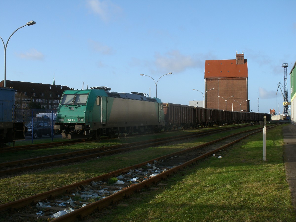 LOCON`s 185 616-0 im stromlosen Stralsund Nordhafen am 13.November 2013.