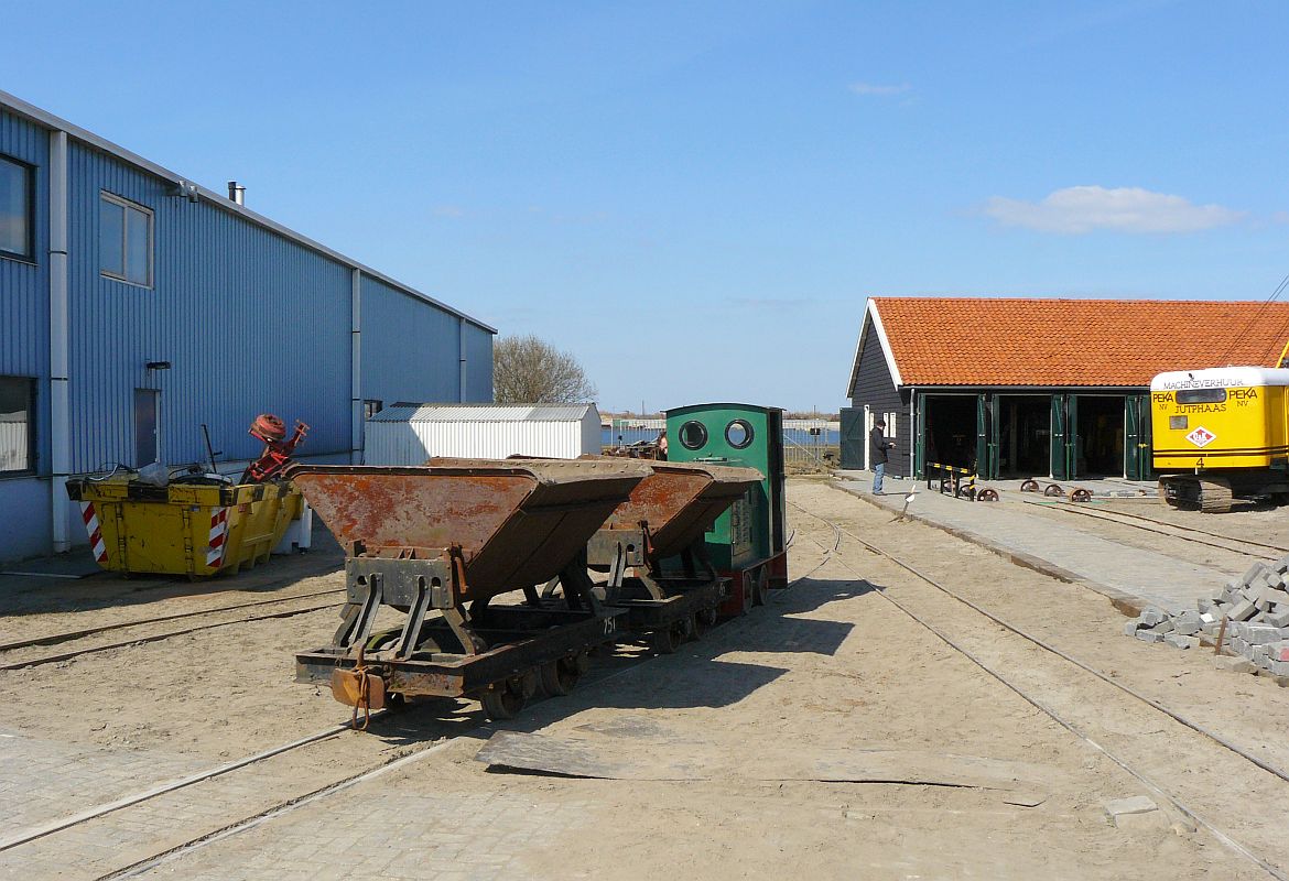 Lok 10 Diema DS 12 Baujahr 1953. Smalspoormuseum Valkenburg (ZH) 01-04-2013.

Motorloc 10 Diema DS 12 bouwjaar 1953 aan het rangeren met enige wagens. Smalspoormuseum Valkenburg (ZH) 01-04-2013.