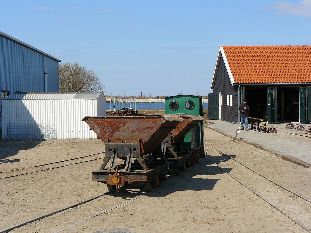 Lok 10 Diema DS 12 Baujahr 1953. Smalspoormuseum Valkenburg (ZH) 01-04-2013.

Motorloc 10 Diema DS 12 bouwjaar 1953 aan het rangeren met enige wagens. Smalspoormuseum Valkenburg (ZH) 01-04-2013.