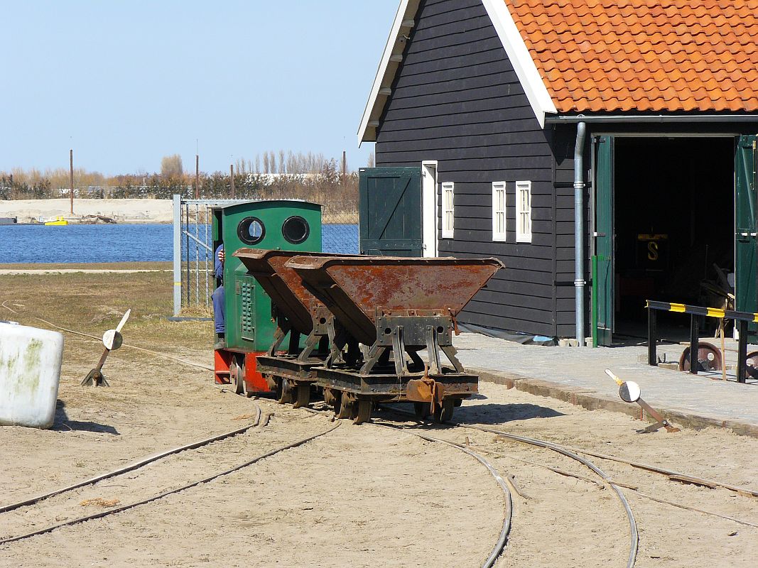 Lok 10 Diema DS 12 Baujahr 1953. Smalspoormuseum Valkenburg (ZH) 01-04-2013.

Motorloc 10 Diema DS 12 bouwjaar 1953 aan het rangeren met enige wagens. Smalspoormuseum Valkenburg (ZH) 01-04-2013.